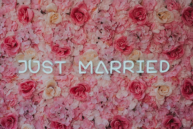 Magnifique fond de fleurs roses et pâles avec "nous venons de nous marier", parfait pour un mariage pop love.