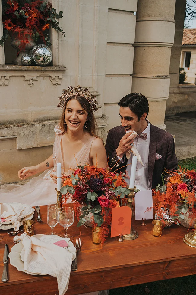 Un couple heureux savoure un moment tendre au sein d'un décor romantique et coloré, parfait pour un mariage pop love.
