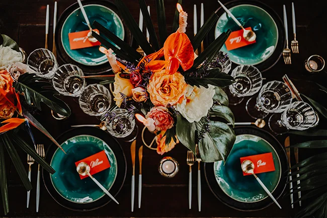 Tableau exotique et luxueux avec des fleurs vives et des couleurs vives, créant un ambiance romantique et unique pour