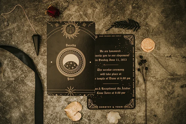 Elopement dark et élégant avec un design mystique et luxueux, invitant les invités à une cérémonie séculaire dans un temple.
