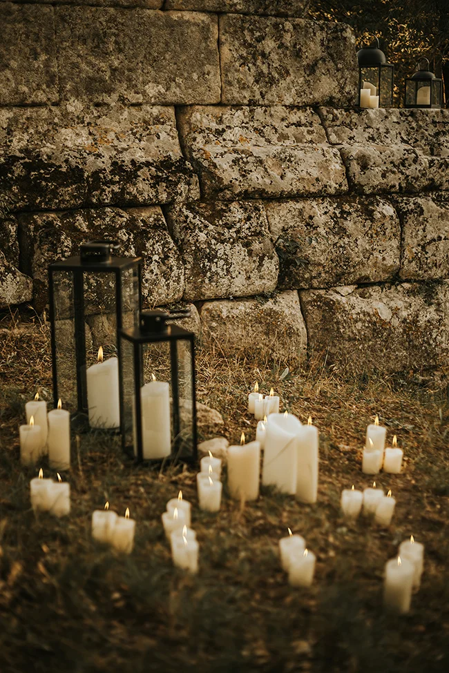 Éloge d'un mariage intime et élégant dans un décor rustique avec des bougies brûlantes, créant un ambiance romantique
