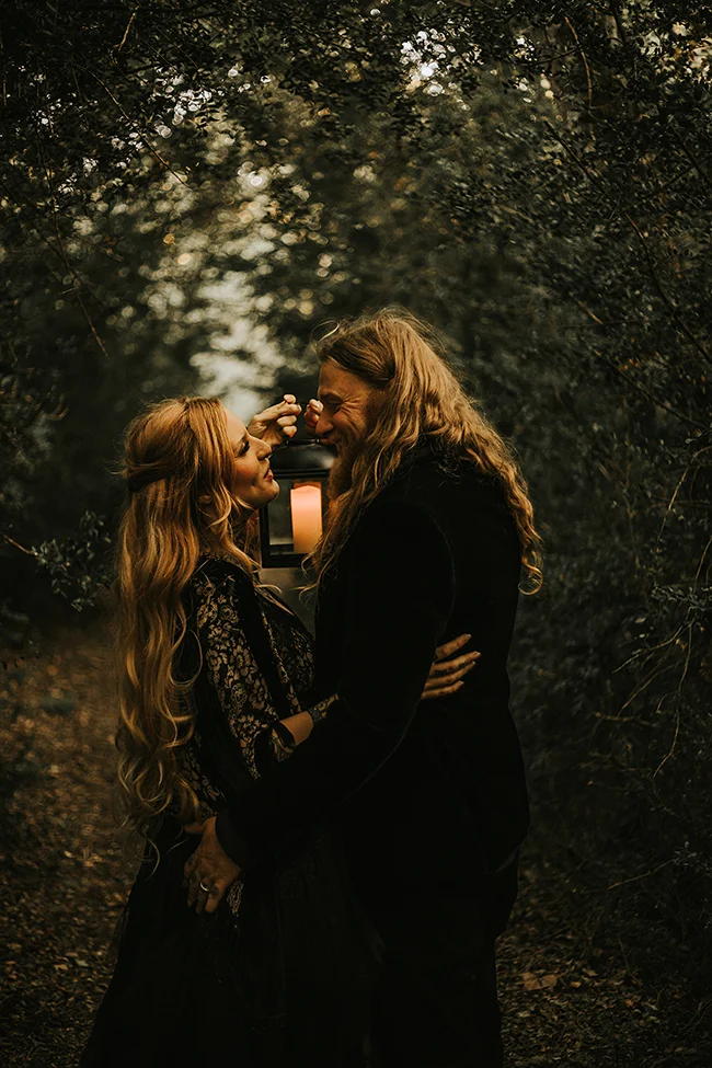 Un couple romantique échange un moment tendre dans un parc nocturne luxuriant, éclairé par une lampe à pétrole,