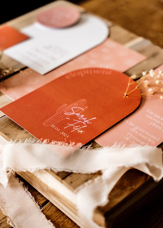 Invitations bohèmes et élégantes pour un elopement hippie chic au Canyon du Diable près de Montpellier.