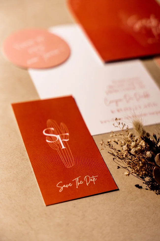 Invitation romantique en rouge et blanc pour un elopement bohème au Canyon du Diable.