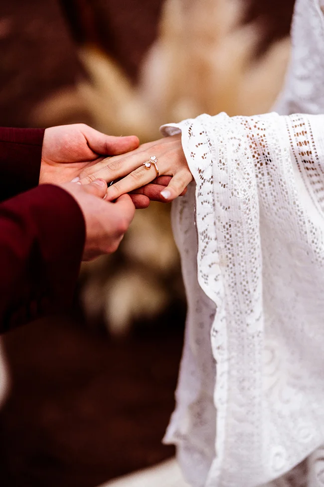 Une main tendue dans une élopement boho chic au Canyon du Diable près de Montpellier, avec un anneau de mariage et un