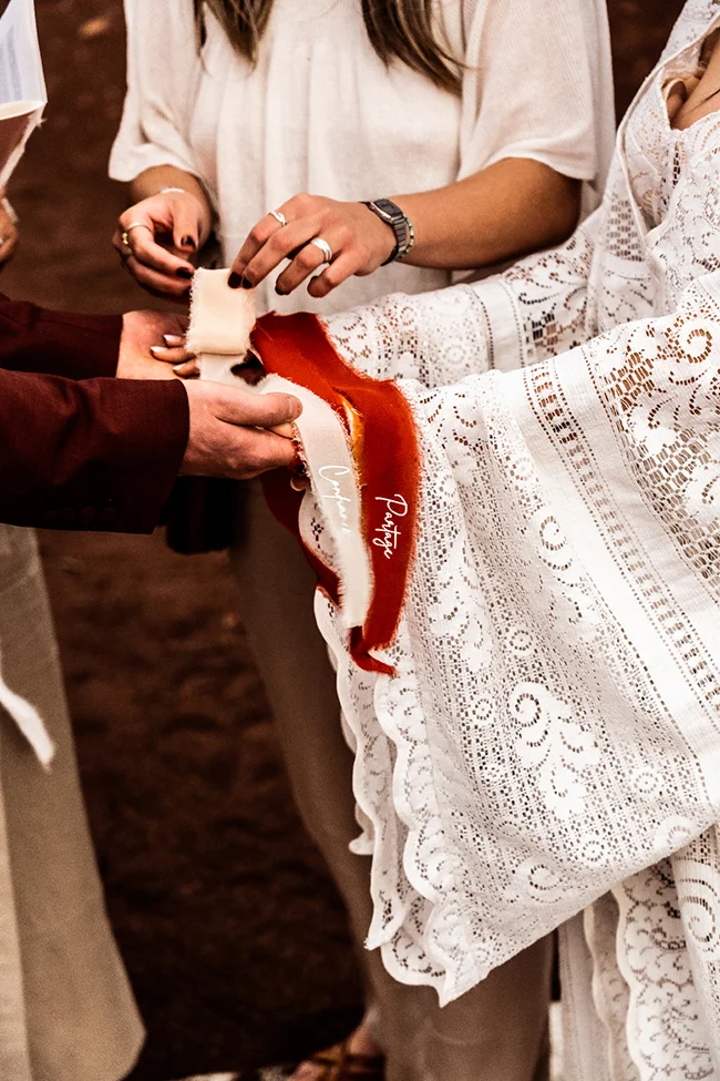 Un couple élopant dans un mariage boho chic au Canyon du Diable, partageant un moment tendre avec du fromage traditionnel.