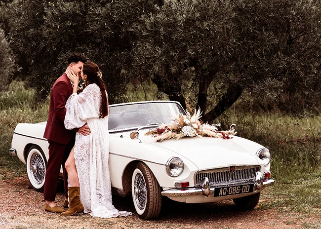 Un couple romantique se baigne dans l'ambiance paisible d'un Canyon du Diable, avec un vintage MG blanc orné de fleurs
