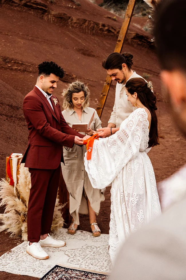 Un mariage bohémien et hippie chic au Canyon du Diable près de Montpellier, avec un couple heureux et des détails romantiques.