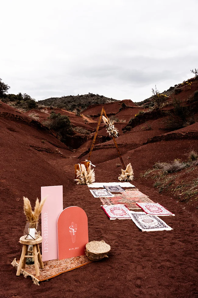 Un décor romantique au cœur d'un canyon rouge, idéal pour un mariage bohème hippie chic près de Montpellier.