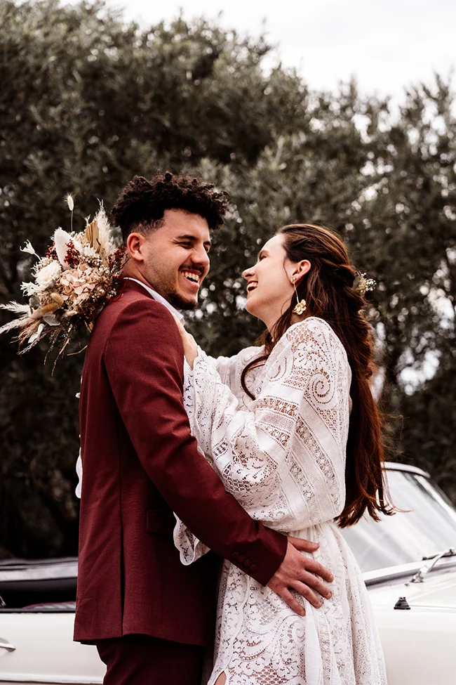 Un couple heureux dans des vêtements bohémien chic, célébrant leur elopement au Canyon du Diable près de Montpellier.