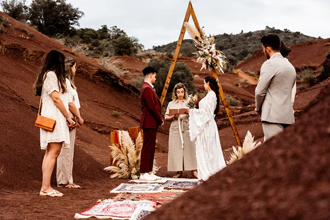 Magasins de mariages français : un mariage bohème hippie chic au Canyon du Diable près de Montpellier.