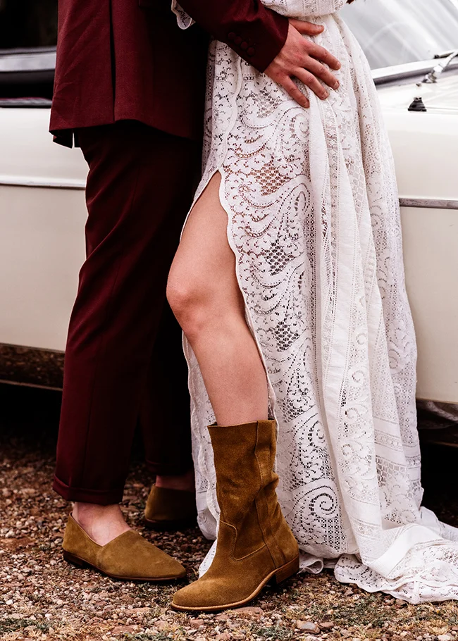 Un couple éloping romantique dans les paysages sauvages du Canyon du Diable, vêtus de mode bohème et chic.