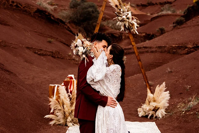 Un couple élopé se baigne dans l'ambiance romantique d'un décor bohème au Canyon du Diable près de Montpellier.
