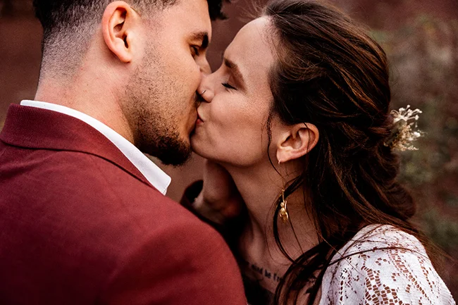 Un couple romantique partage un baiser tendre dans un décor naturel au Canyon du Diable.