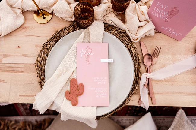 Tableau romantique et bohémien avec cactus et paillettes rose, idéal pour un elopement au Canyon du Diable.