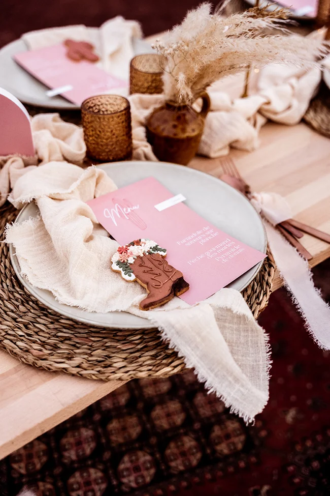 Élopement bohème et chic au Canyon du Diable, avec un plateau de repas délicieusement décoré de pâtisserie