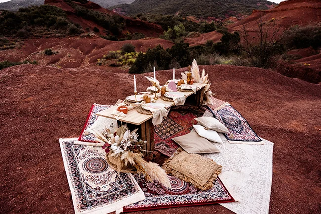 Un scène romantique au cœur du Canyon du Diable, avec un déjeuner bohémien inspiré par le chic hippie.