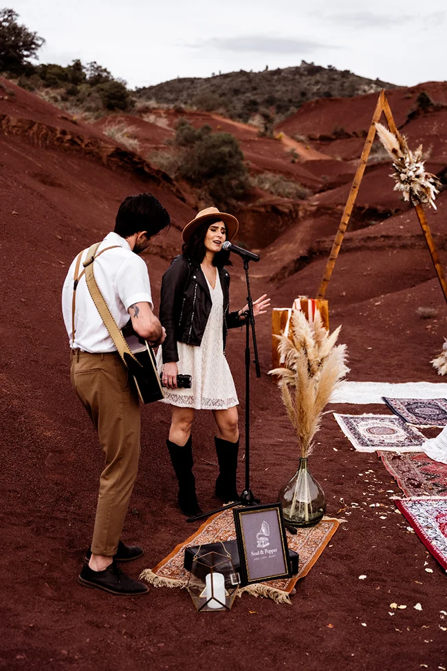 Un couple élopé se marient dans un décor bohème au Canyon du Diable, avec des détails colorés et un sentiment de liberté.