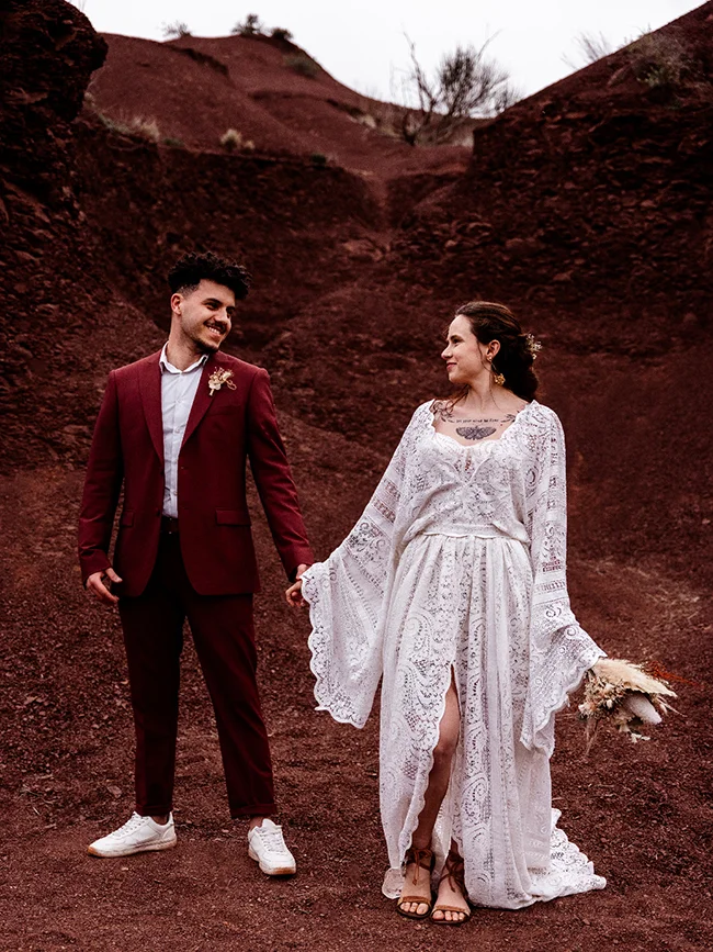 Un couple éloping romantique dans un décor serein et sauvage au Canyon du Diable près de Montpellier.