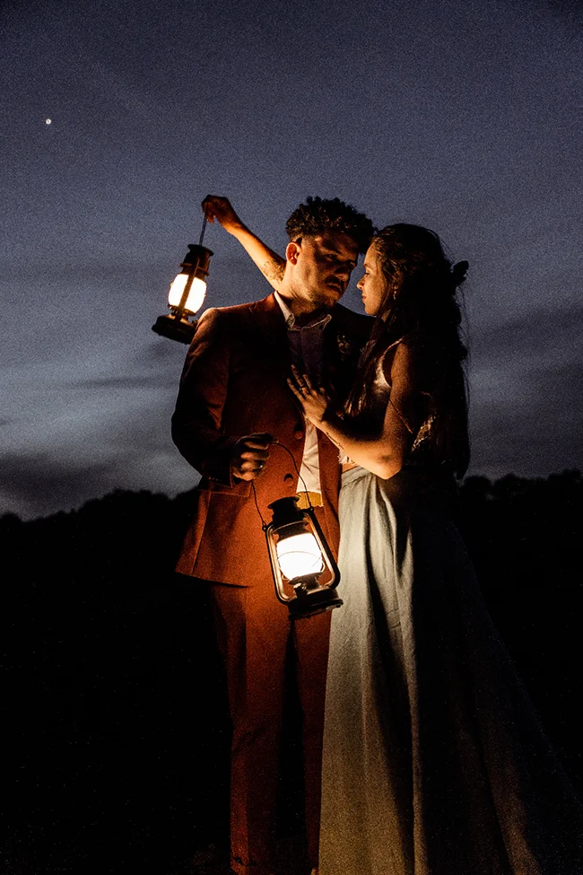 Magique et romantique, cette scène capture l'essence d'un elopement bohémien hippie chic au Canyon du Diable près de Montpellier.