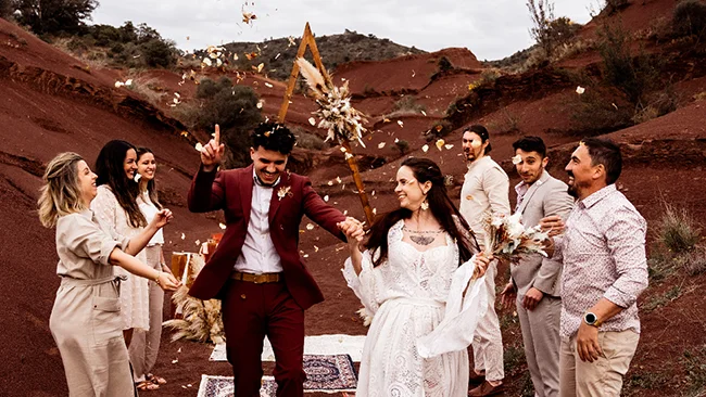 Une cérémonie romantique au Canyon du Diable, un elopement boho-chic avec des invités heureux et des décorations naturelles.