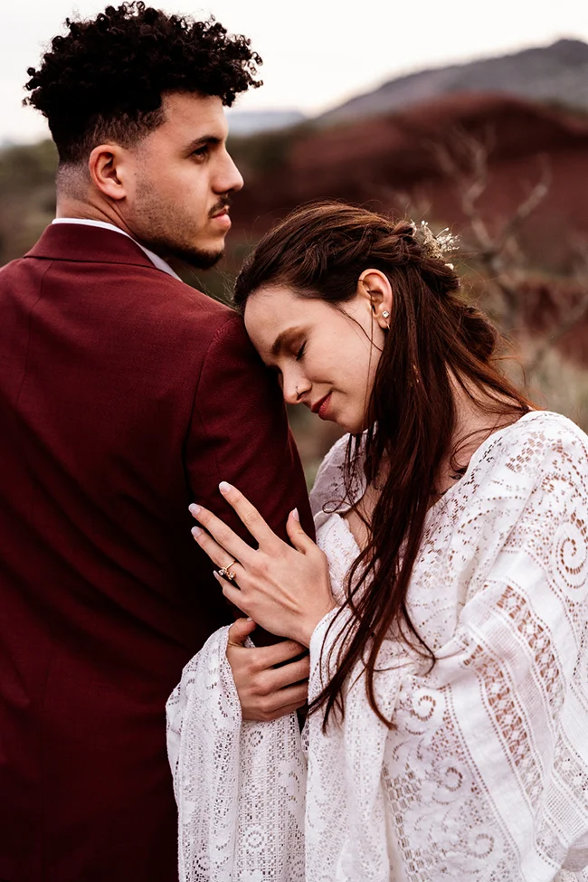 Un couple éloping romantique dans un paysage serein au Canyon du Diable près de Montpellier.
