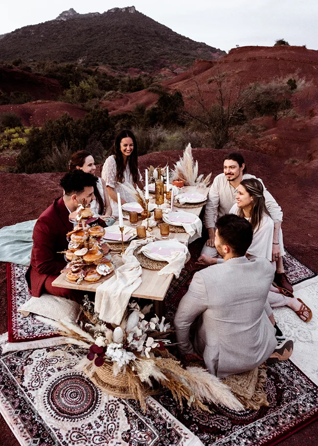 Magique Canyon du Diable, scène romantique pour un elopement boho chic avec une table soignée et un décor de table en