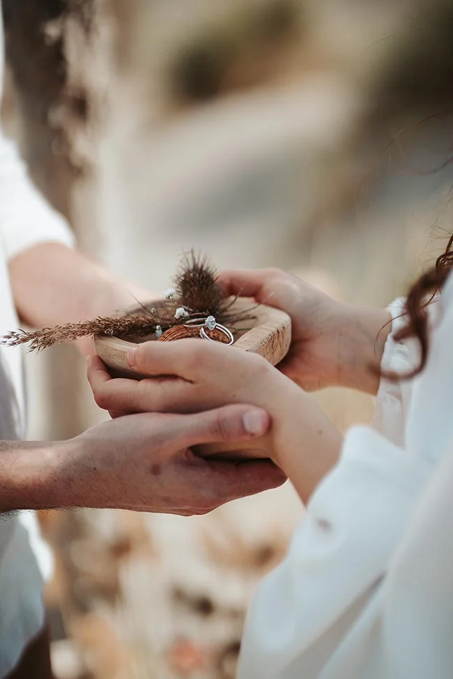 Un mariage intime sur la plage en Camargue, avec des cerfs-volants en bois et des fleurs naturelles.