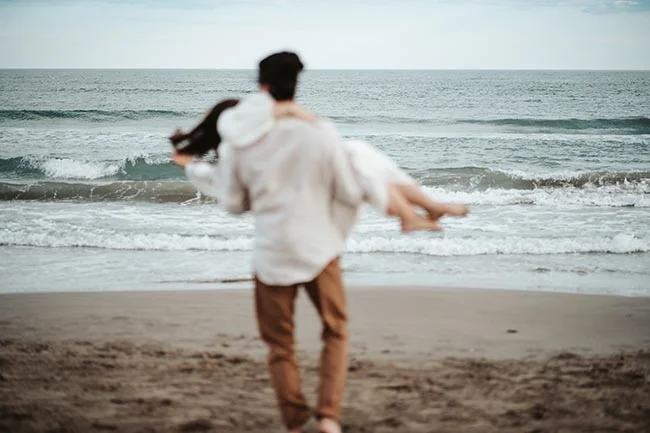 Un couple éloge l'ambiance romantique d'un elopement sur la plage de la Camargue.