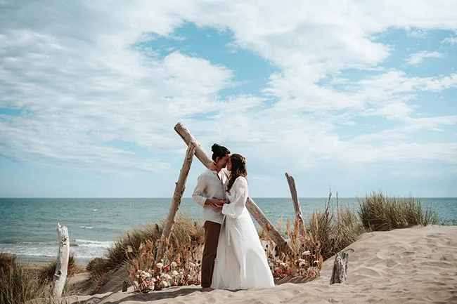 Un couple romantique se baigne dans l'ambiance paisible de leur elopement intime sur la plage de la Camargue.