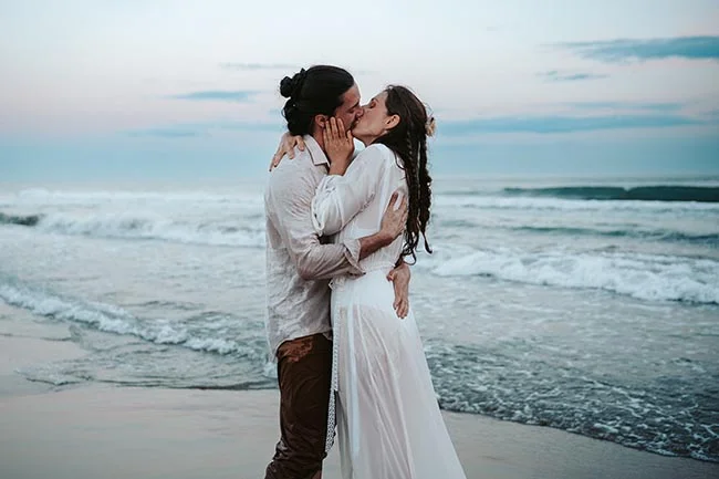 Amour romantique sur la plage de la Camargue, un instantané d'un elopement intime.
