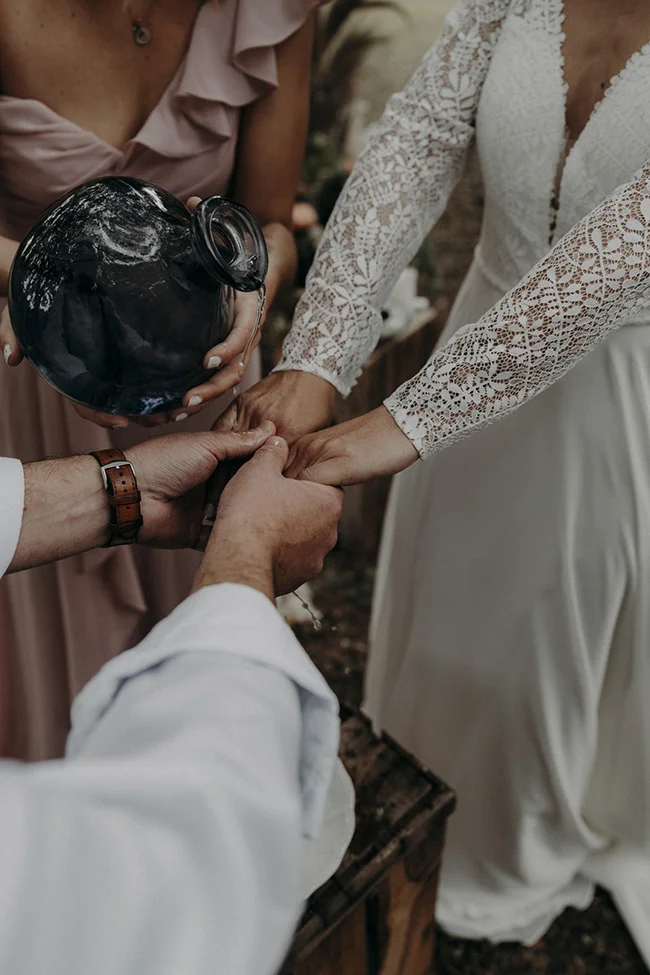 Un moment tendre partagé par les mariés lors d'un mariage boho à Uzès.