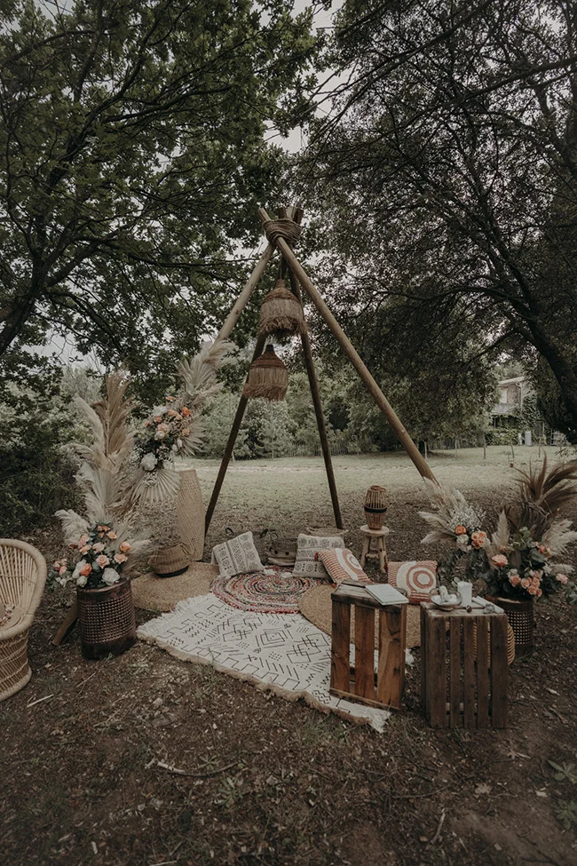 Un havre de vertiges avec un décor romantique pour un mariage bohémien à Uzès.