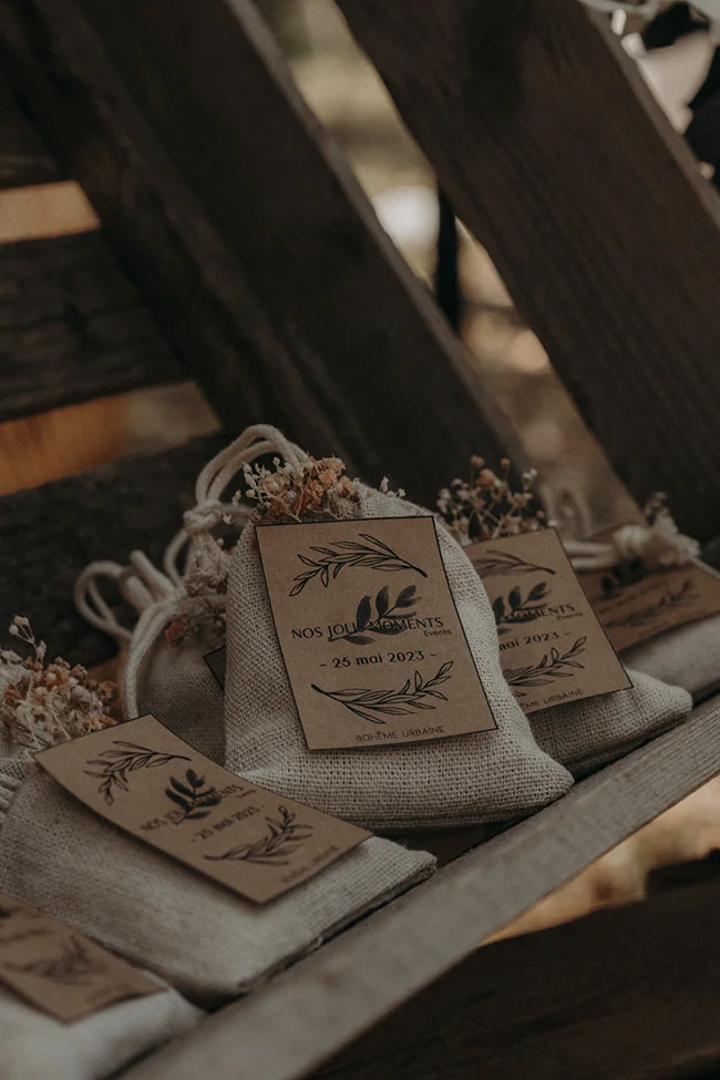 Un assortiment de sacs de senteurs personnalisés avec des fleurs fraîches, idéal pour un mariage boho à Uzès.