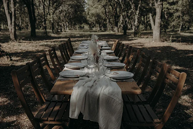 Tableau de banquet intime dans un parc charmant, préparé pour un mariage bohémien à Uzès.