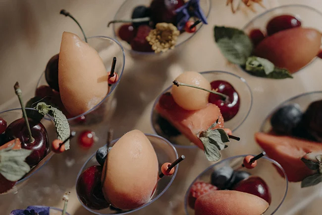 Magnifiques desserts créés pour un mariage bohémien à Uzès, présentant une variété de fruits frais et une esthétique raffinée.