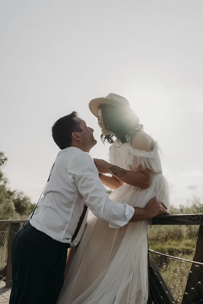 Un couple romantique se baigne dans la lumière du coucher de soleil, incarnant l'ambiance bohème d'un mariage à Uzès.