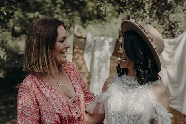 Amicale et joyeuse, cette photo capture l'esprit bohémien d'un mariage à Uzès avec sa décoration raffinée et ses