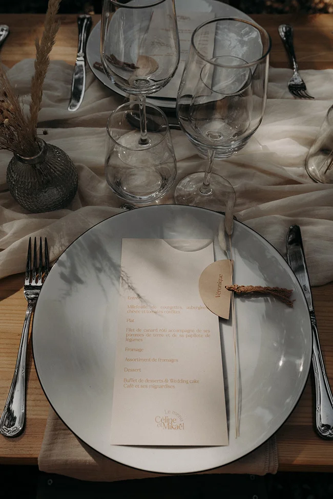 Dîner élégant et raffiné pour un mariage Boho à Uzès, avec un menu soigné et un décor soigné.
