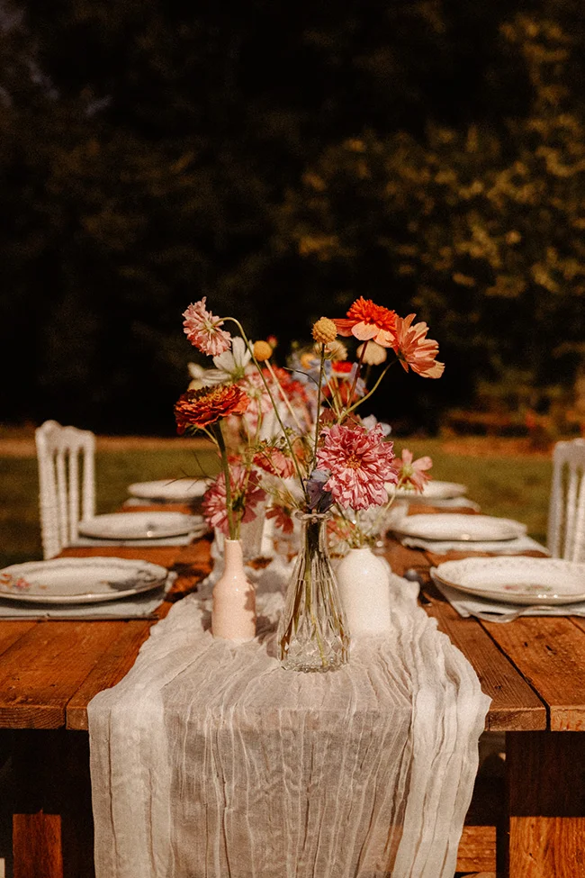 Tableau de mariage intime avec des fleurs colorées et un ambiance chaleureuse.