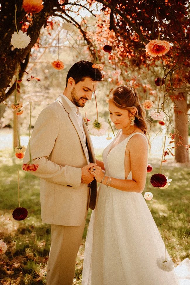 Un couple charmant se prépare pour l'arrivée du mariage intime, légère et colorée.