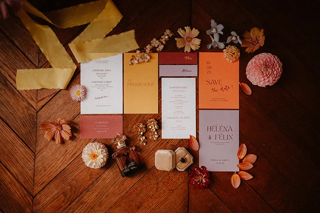 Un mariage intime, coloré et riche en détails, avec des programmes de mariage en couleurs chaudes et des fleurs artisanales.