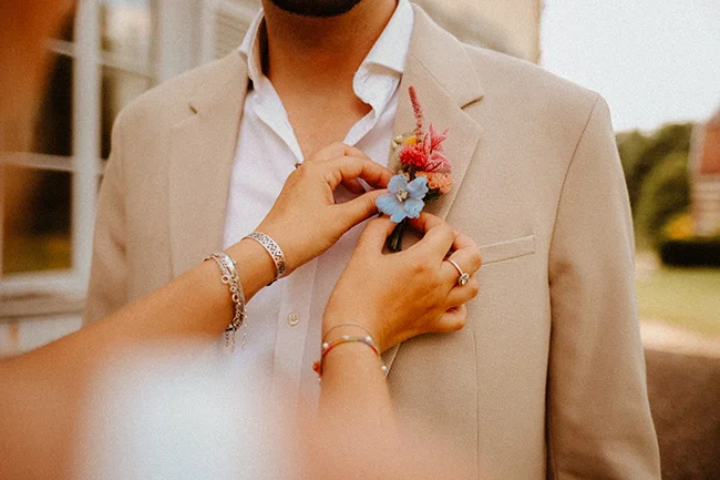Un mariage intime, léger et coloré avec un boutonnière délicieux.