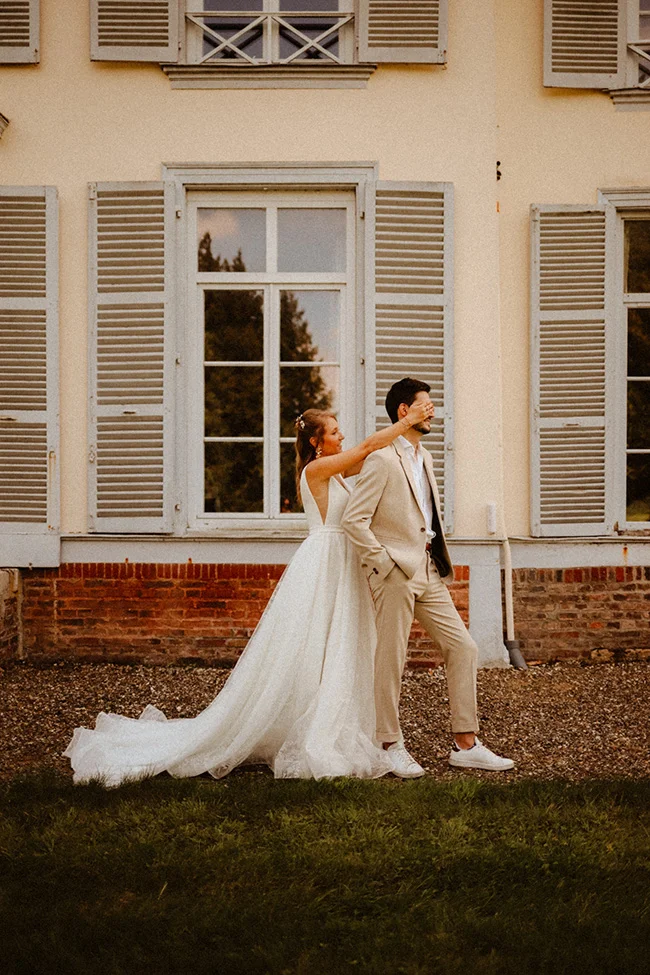 Un couple romantique dans une scène intime et colorée, célébrant leur mariage.
