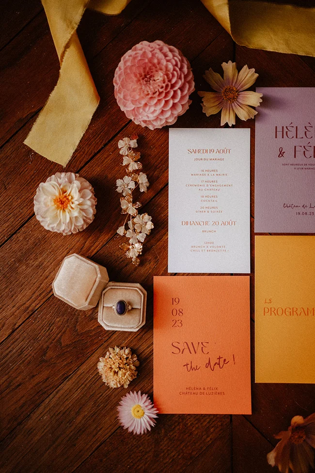 Un mariage intime, léger et coloré avec des invitations en couleurs vives et des fleurs doucement fantaisie.