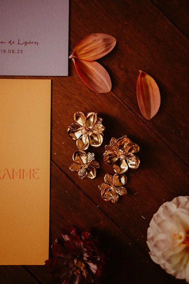 Un mariage intime, légère et colorée, avec des détails élégants et des fleurs magnifiques.