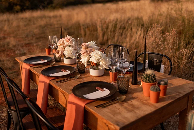 Table en plein air avec un décor romantique et rustique pour un mariage fun et spirituel au Mexique.