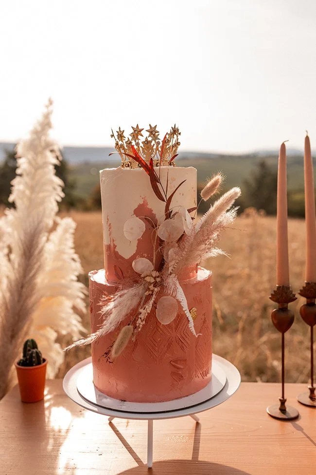 Magnifique gâteau de mariage avec un design rustique et élégant, orné de décorations naturelles et de cierpes, pour un