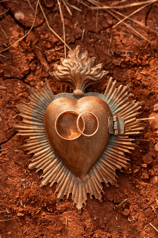 Magnifique symbole métallique de cœur avec anel de mariage, évoquant l'amour et la fidélité, dans un décor rustique de