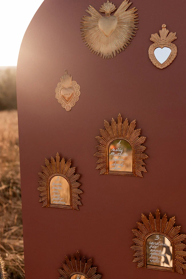 Magnifique exposition de cœurs sacrés sur fond brun, marquant un mariage spirituel et exotique.